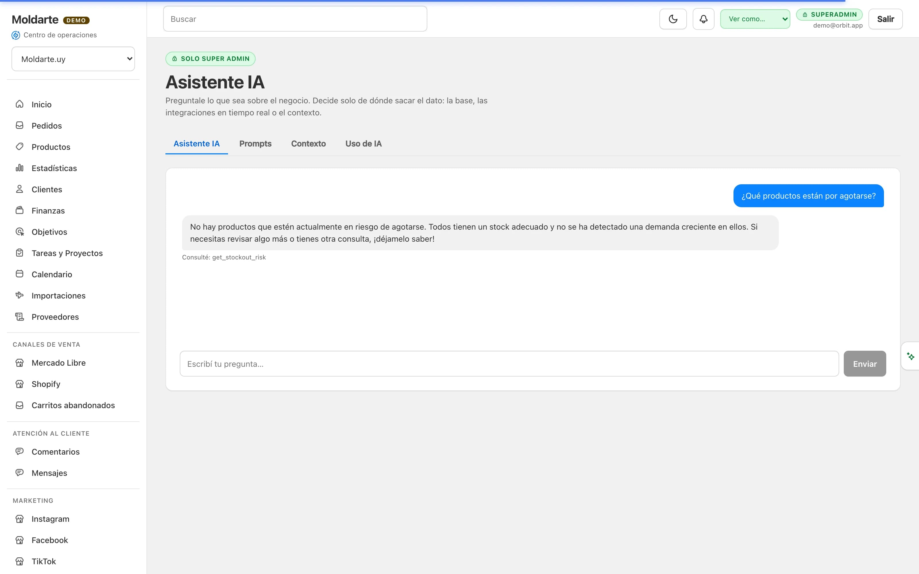 El asistente respondiendo una pregunta real, con la herramienta que consultó a la vista. Si no puede confirmar un dato, lo dice.